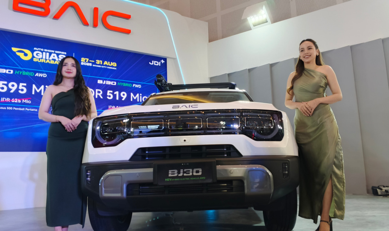 Model berpose bersama unit BAIC di GIIAS Surabaya 2025. (Foto: Ali Masduki/JatimNow.com).