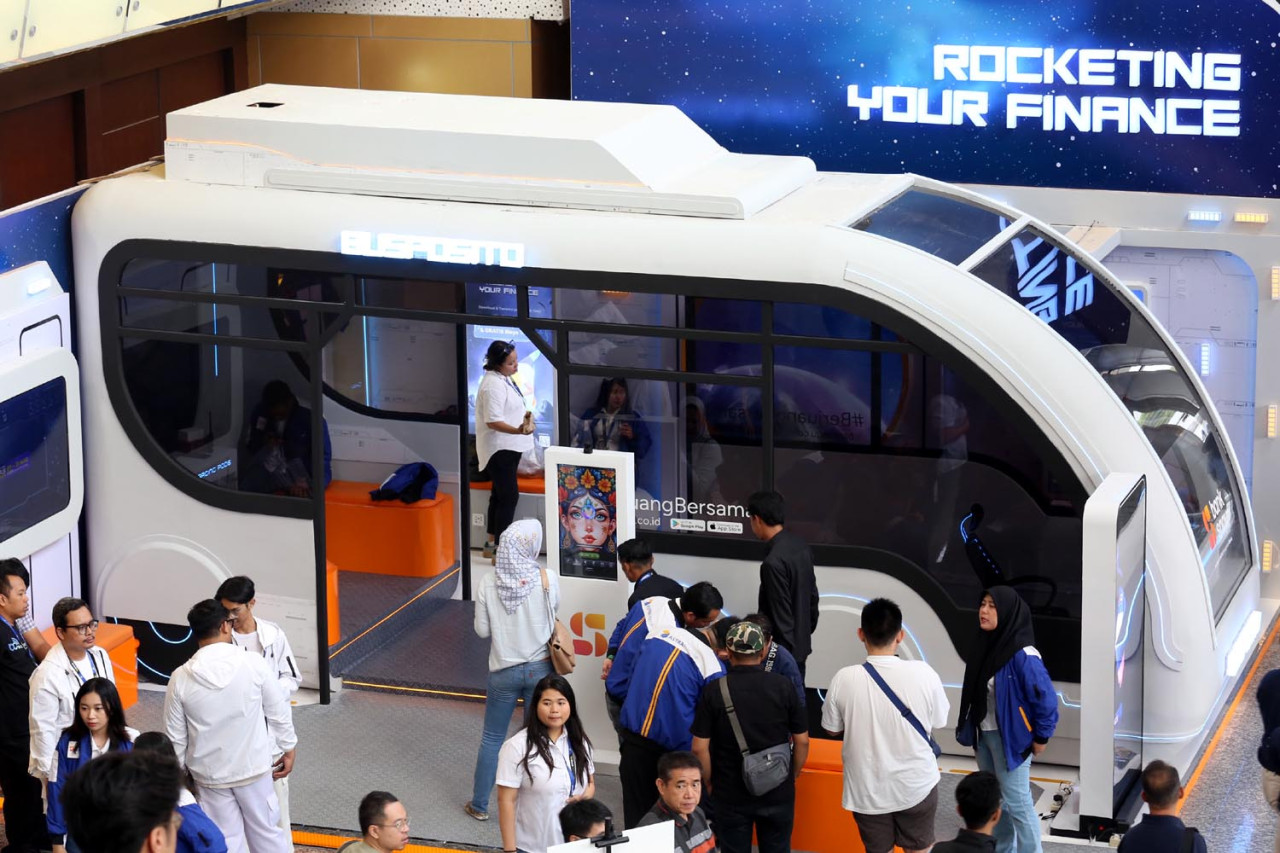 Busposito Bank Saqu menjadi daya tarik pengunjung GIIAS Surabaya 2025. Bank Saqu adalah bagian dari Astra Financial, divisi jasa keuangan PT Astra International Tbk. (Foto: Ali Masduki/JatimNow.com)