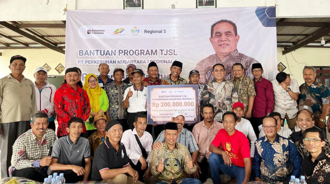 Penyerahan bantuan senilai Rp200 juta untuk pembangunan saluran irigasi tersier petani Blitar. (Foto: PTPN for JatimNow.com)