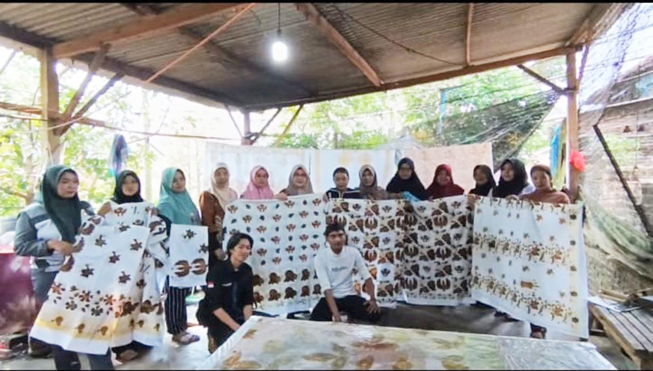 Pengrajin batik Desa Sumberejo memamerkan hasil karyanya usai pelatihan. (Foto: Humas Unitomo for JatimNow.com)