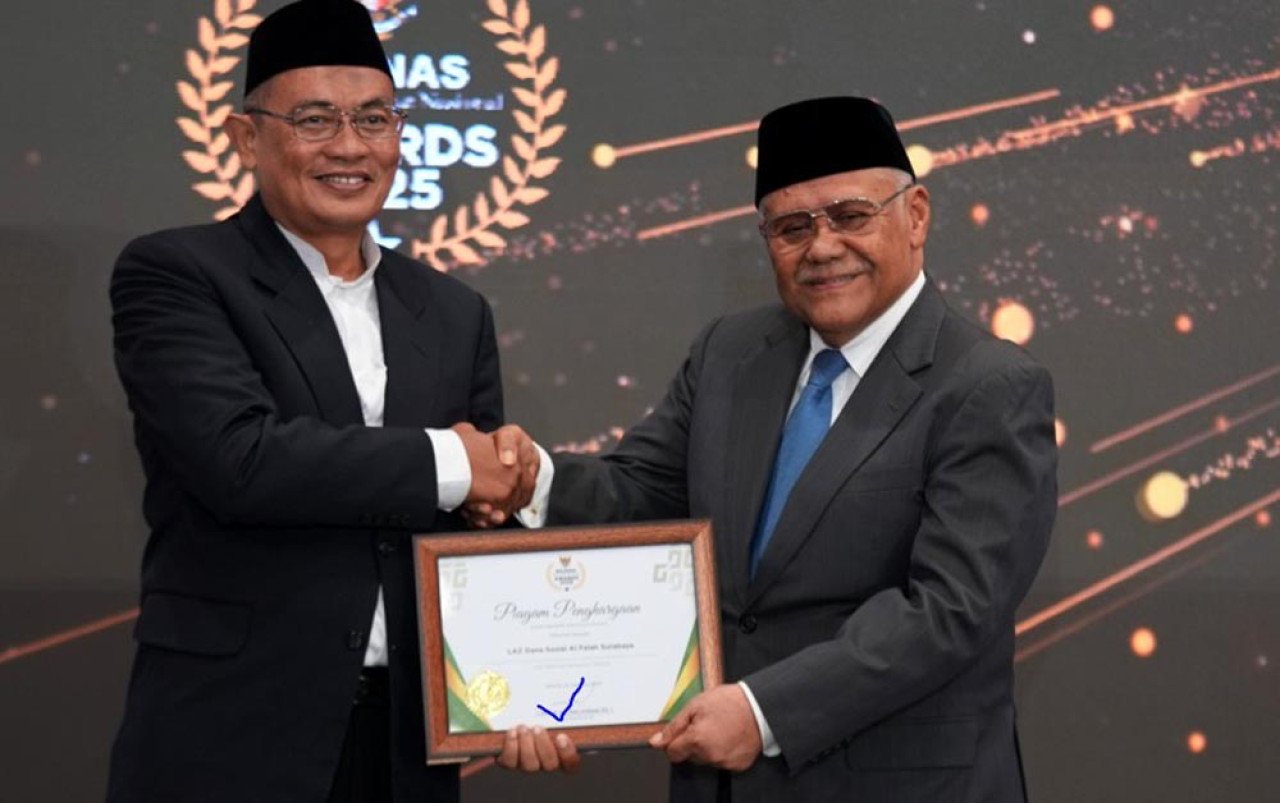 Penghargaan Baznas Awards 2025 diterima langsung oleh Direktur Utama YDSF Jauhari Sani, di Jakarta, Kamis (28/8/2025). (Foto: YDSF for JatimNow.com)
