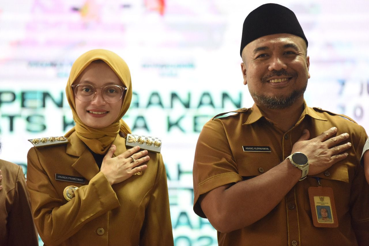 Wali Kota Kediri Vinanda Prameswati dan Kepala Dinas Pendidikan Kota Kediri Anang Kurniawan. (Foto: Pemkot Kediri/jatimnow.com)