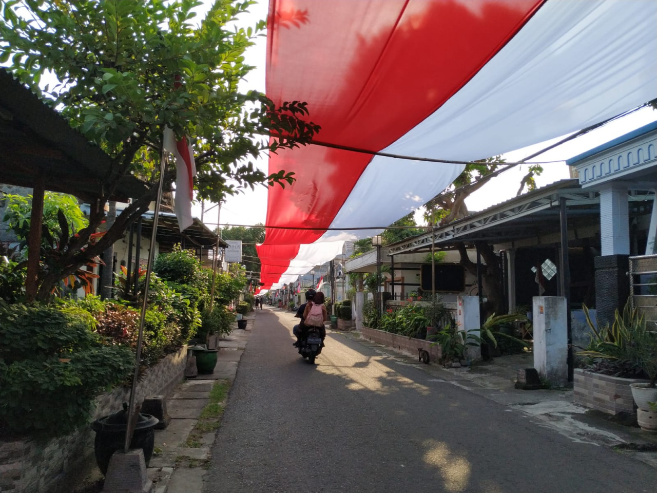 Warga Kota Kediri Bentangkan Bendera Merah Putih Sepanjang 480 Meter