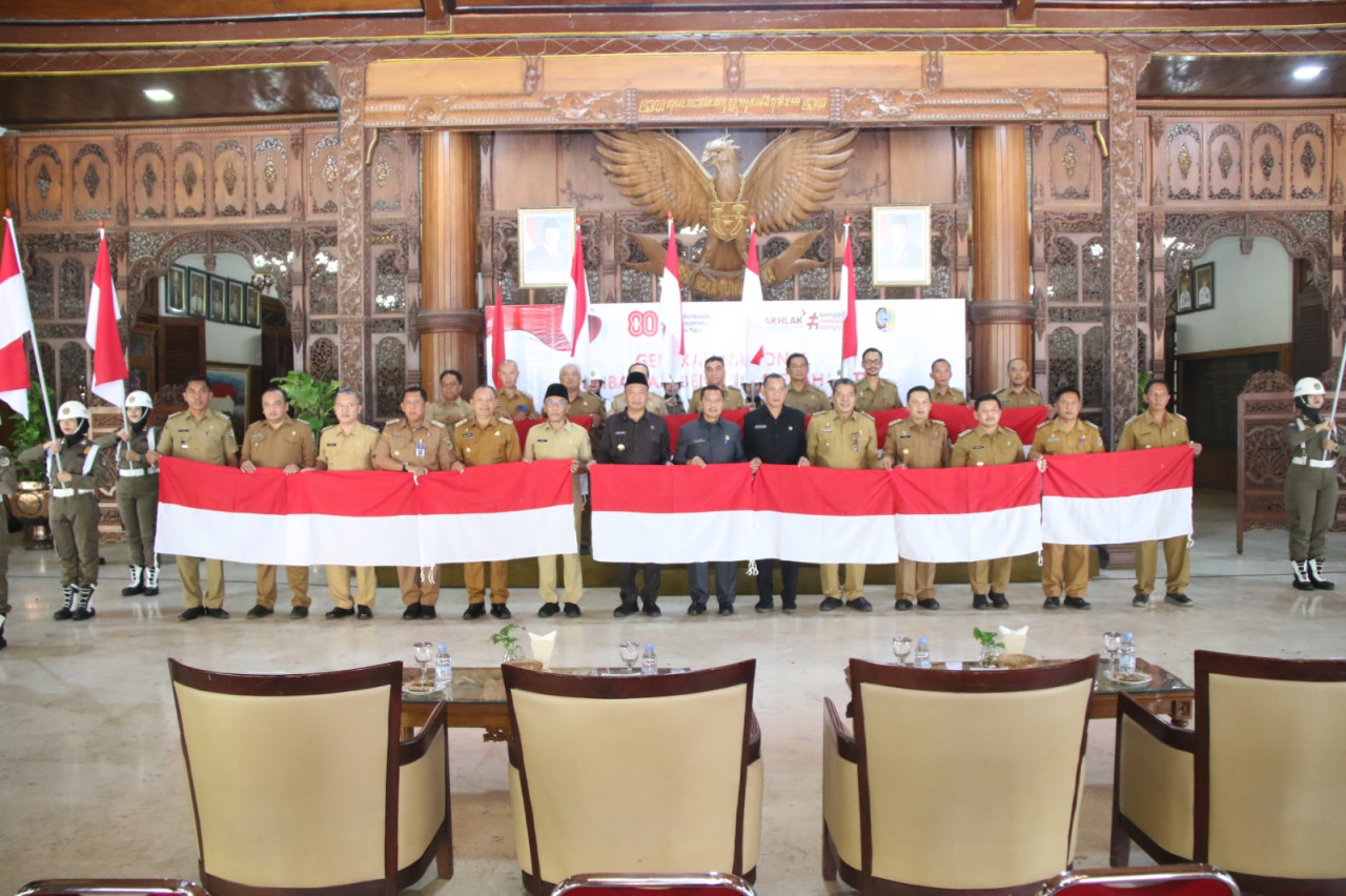 Foto: Pembagian bendera merah putih yang dilakukan Pemkab Tulungagung (Bramanta/jatimnow.com)