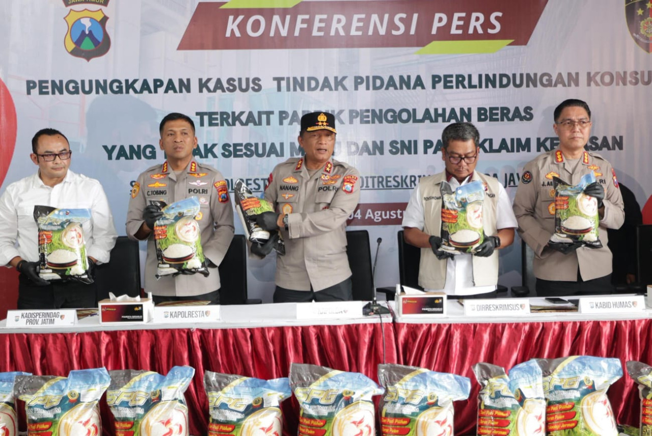 Irjen Pol Drs. Nanang Avianto didampingi Kabid Humas Polda Jatim, Kombes Pol Jules Abraham Abast, Dirreskrimsus Polda Jatim Kombes Pol Roy Sihombing dan Kapolresta Sidoarjo Kombes Pol Christian Tobing, saat menggelar konferensi pers di Sidoarjo. (Foto: Hu