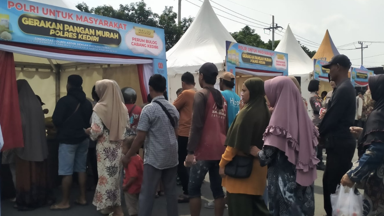 Warga antre beras murah di Polres Kediri. (Foto: Polres Kediri/jatimnow.com)