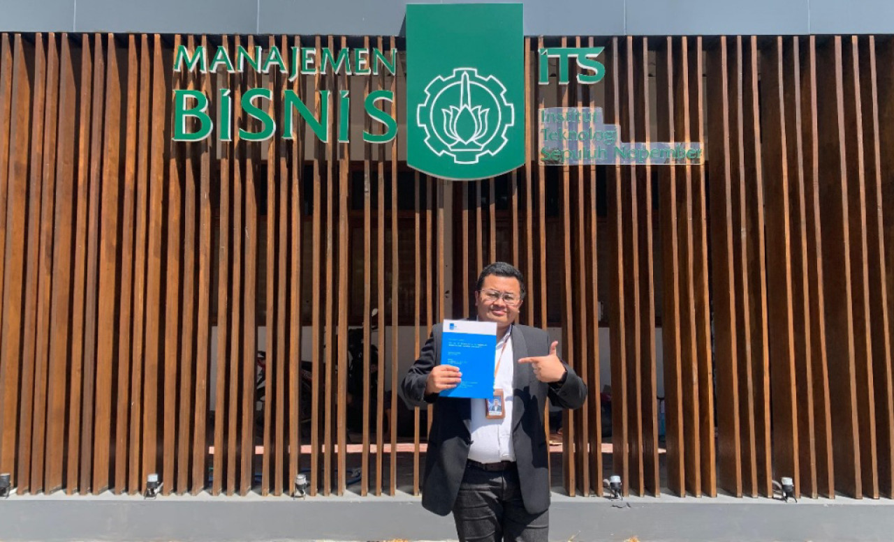 Bima Surya Samudra, mahasiswa Departemen Manajemen Bisnis ITS yang menjadi lulusan lewat publikasi terindeks Scopus. Foto: Humas ITS for JatimNow.com