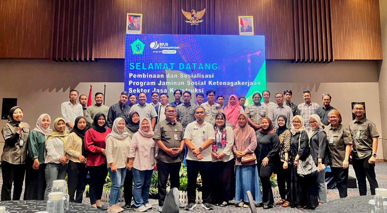 Peserta foto bersama pasca sosialisasi manfaat program bagi perusahaan pelaksana proyek pemerintah Kabupaten Sidoarjo. (Foto/JatimNow.com)