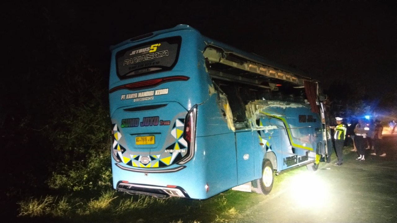 Foto: Kondisi bus pariwisata usai mengalami kecelakaan (Satlantas Polres Tulungagung/jatimnow.com)