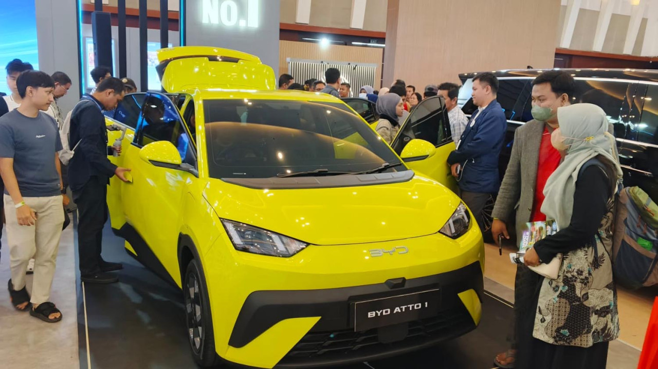 Pengunjung mengerumuni unit BYD ATTO 1 dalam ajang GIIAS Surabaya 2025. (Foto: Ali Masduki/JatimNow.com)