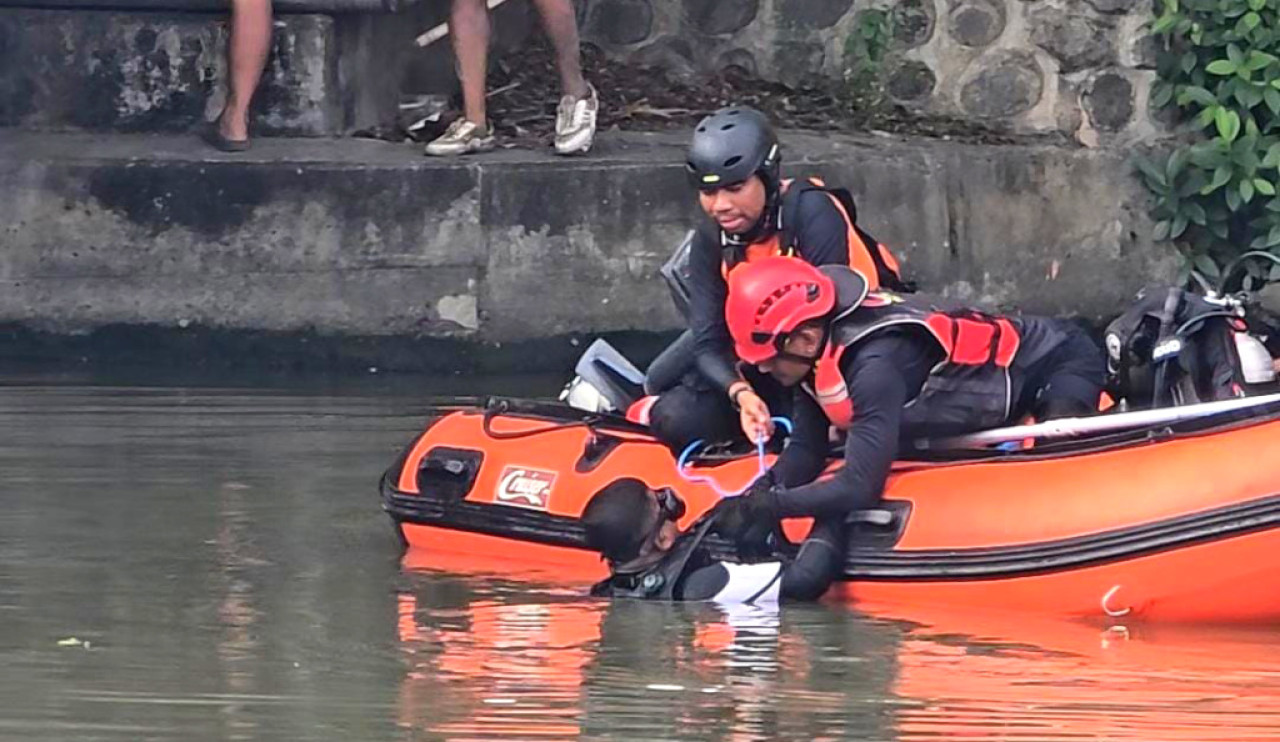 Penyelam menyisir area di sekitar lokasi tenggelam di Sungai Jagir, Wonokromo, Surabaya. (Foto/Basarnas Surabaya)