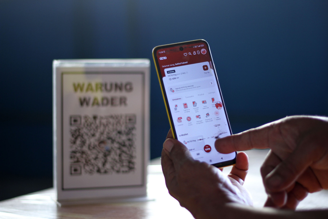 Aplikasi OCTO Mobile membuat pembayaran semakin mudah, praktis dan aman di Warung Wader Gresik. (Foto: Sahlul Fahmi/jatimnow.com)