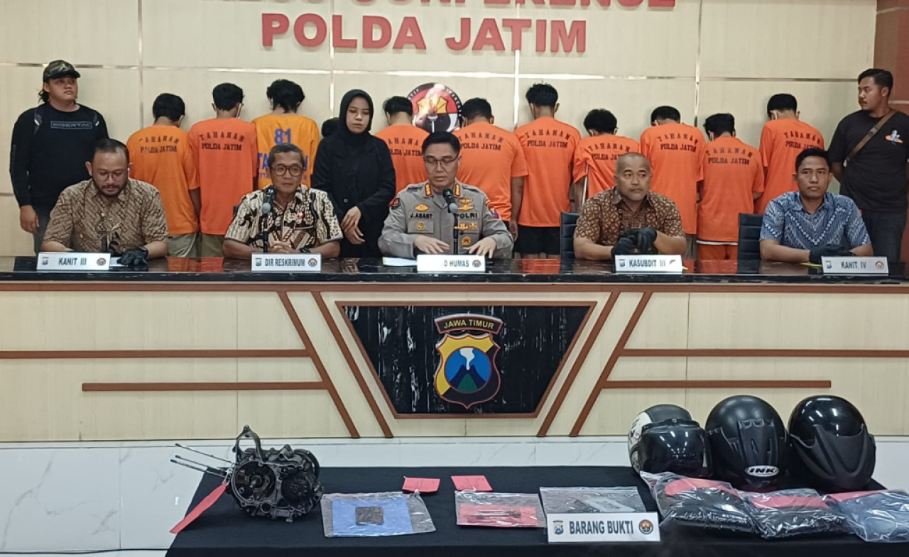 12 tersangka pencurian kendaraan bermotor (curanmor) dipamerkan Polda Jatim, Jumat (01/8/2025). Foto: Ali Masduki/JatimNow.com