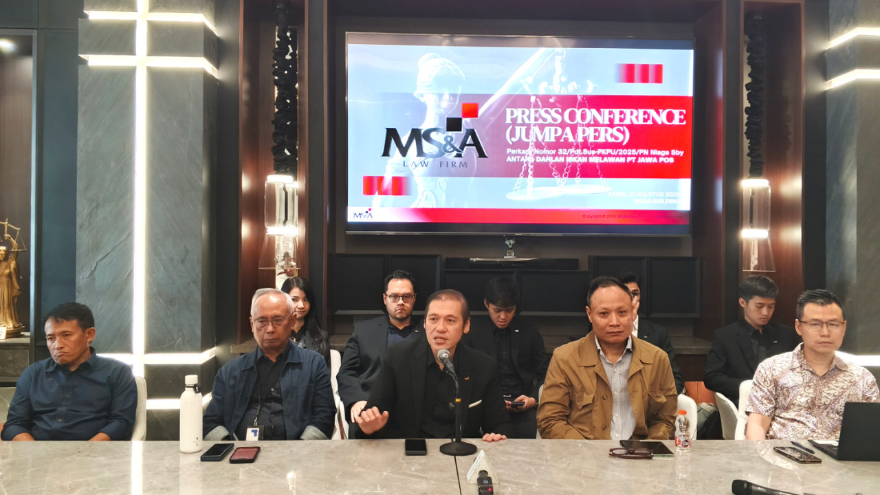 Pengacara PT Jawa Pos memberikan keterangan pers di Surabaya, Kamis (21/8/2025). (Foto: Ali Masduki/JatimNow.com)