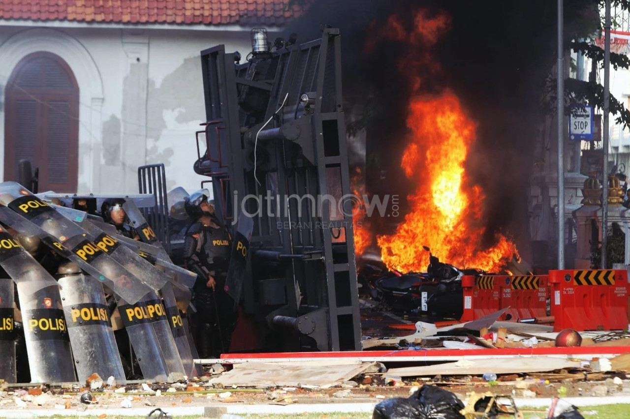 Foto: Potret Ketegangan Demo Ricuh di Depan Grahadi Surabaya