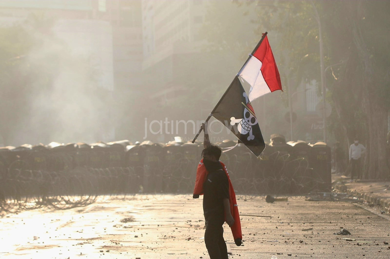 Massa aksi membawa bendera one peace saat aksi yang berujung ricuh di depan Grahadi Surabaya. (Foto/JatimNow.com)
