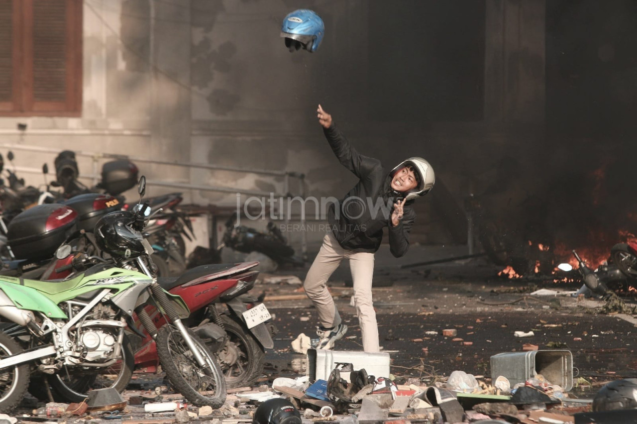 Aksi demonstrasi pecah di Grahadi Surabaya. (Foto: Ridoi for JatimNow.com)