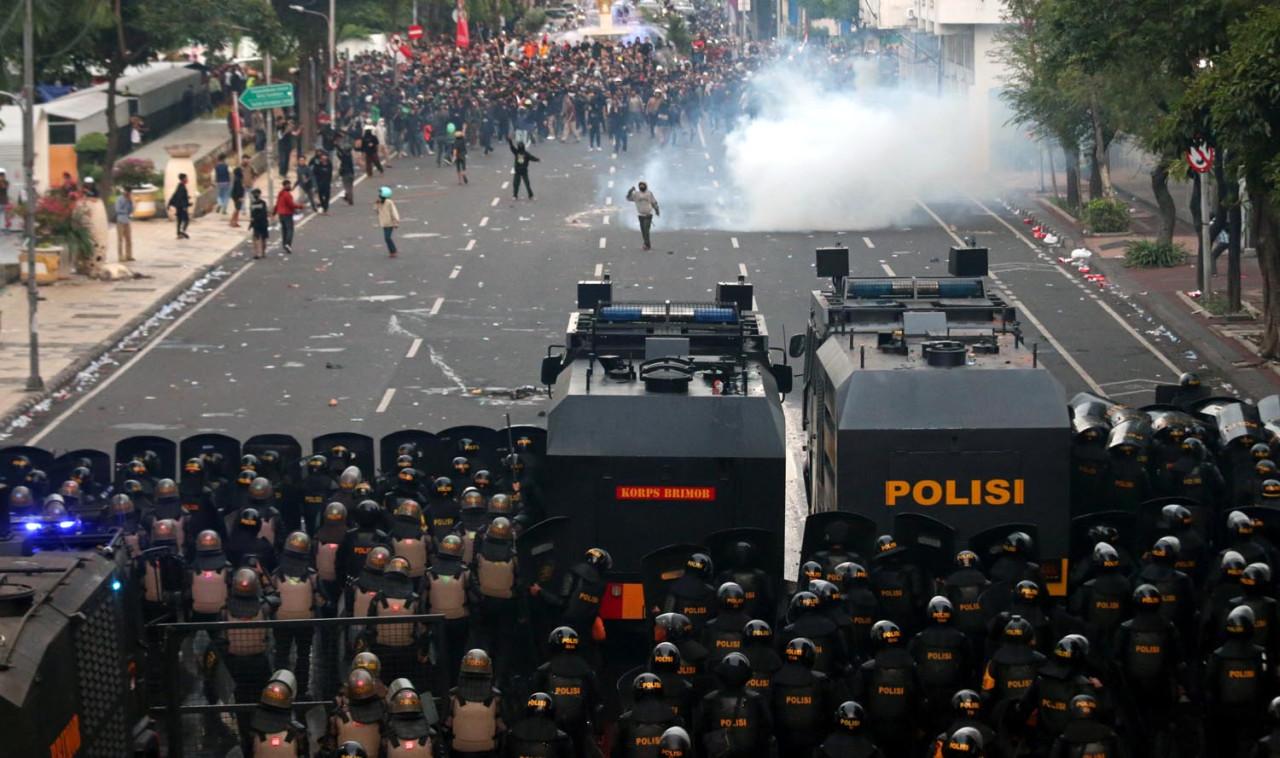 Aksi demonstrasi berujung ricuh di depan Gedung Negara Grahadi Surabaya, Jumat (29/8/2025). (Foto: Iffan Maulana for JatimNow.com)