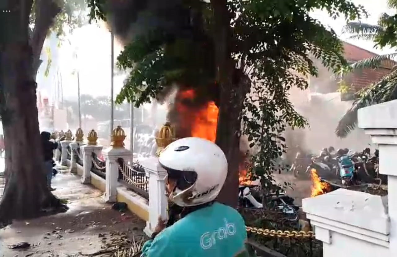 Aksi demo ojol di depan Gedung Negara Grahadi berjalan ricuh, Jumat (29/8/2025). (Foto/jatimnow.com)