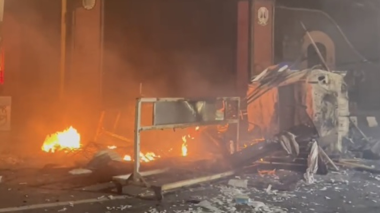 Kondisi di depan Pemkab Kediri. (Foto: Dedy/jatimnow.com)