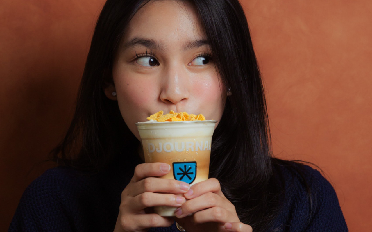 Djournal Coffee juga menggandeng Chief Excitement Officer Laura Basuki untuk mempromosikan Korean Latte Series. (Foto/jatimnow.com)