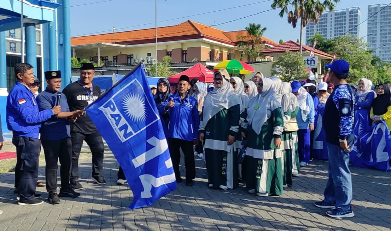 Foto: Ketua DPD PAN Gresik, Fakih Usman, bersama pengurus saat melepas peserta jalan sehat bertema Doa Untuk Negeri. (Sahlul Fahmi/jatimnow.com)