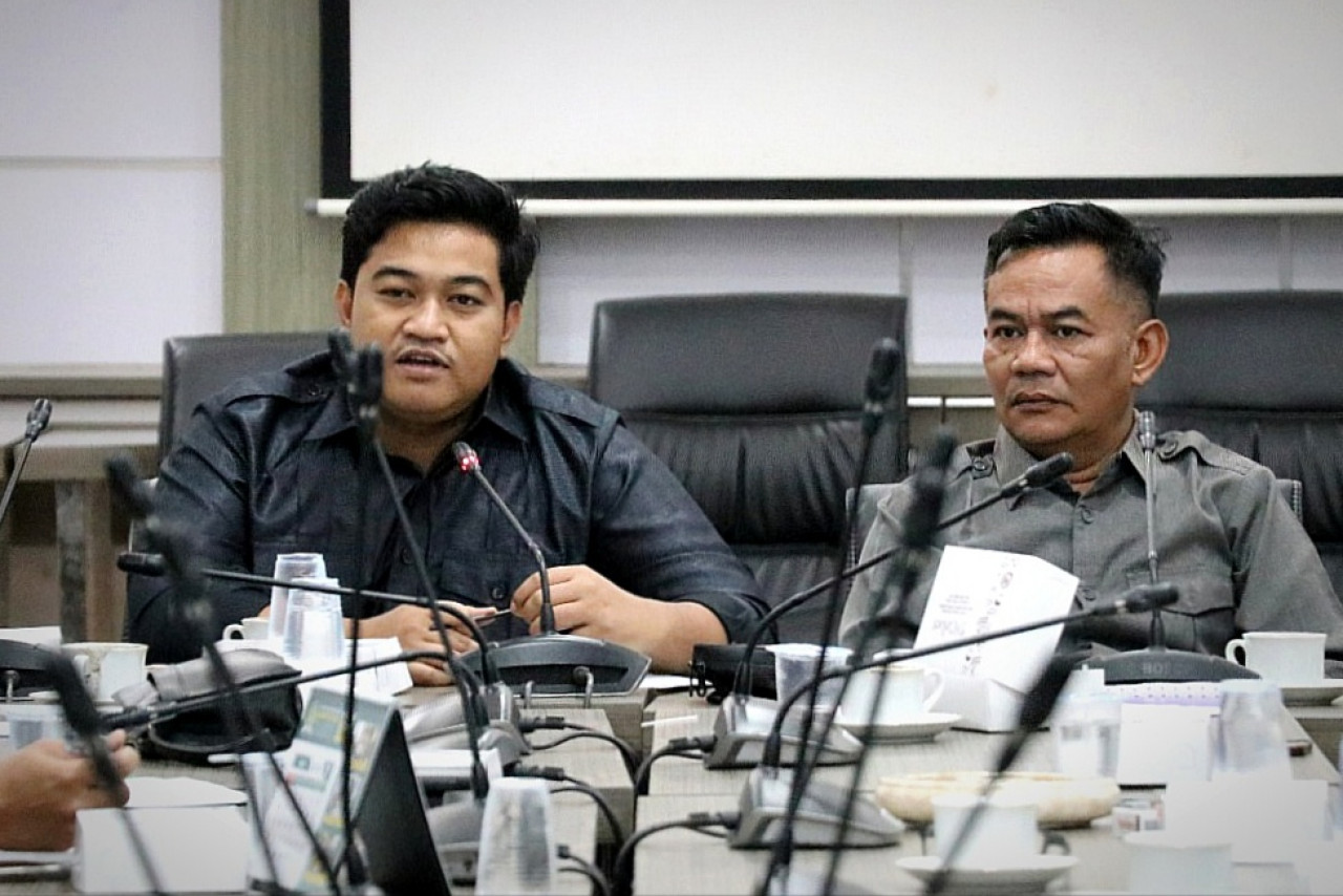 Ketua DPRD Gresik M. Syahrul Munir (kiri) saat rapat kerja membahas langkah konkret hentikan kerusakan lingkungan. (Foto: DPRD Gresik)