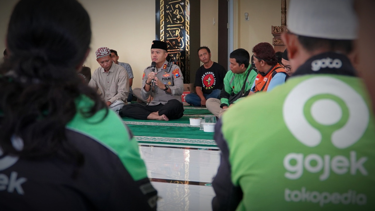 Kapolres Gresik AKBP Rovan Richard Mahenu, berbincang dengan para driver ojol usia menggelar salat gaib untuk almarhum Affan. (Foto: Humas Polres Gresik)