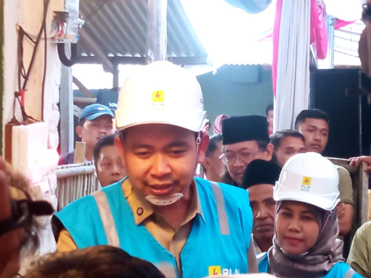 Secara simbolis Bupati Gus Fawait menghidupkan listrik. (Foto: Sugianto/jatimnow.com)