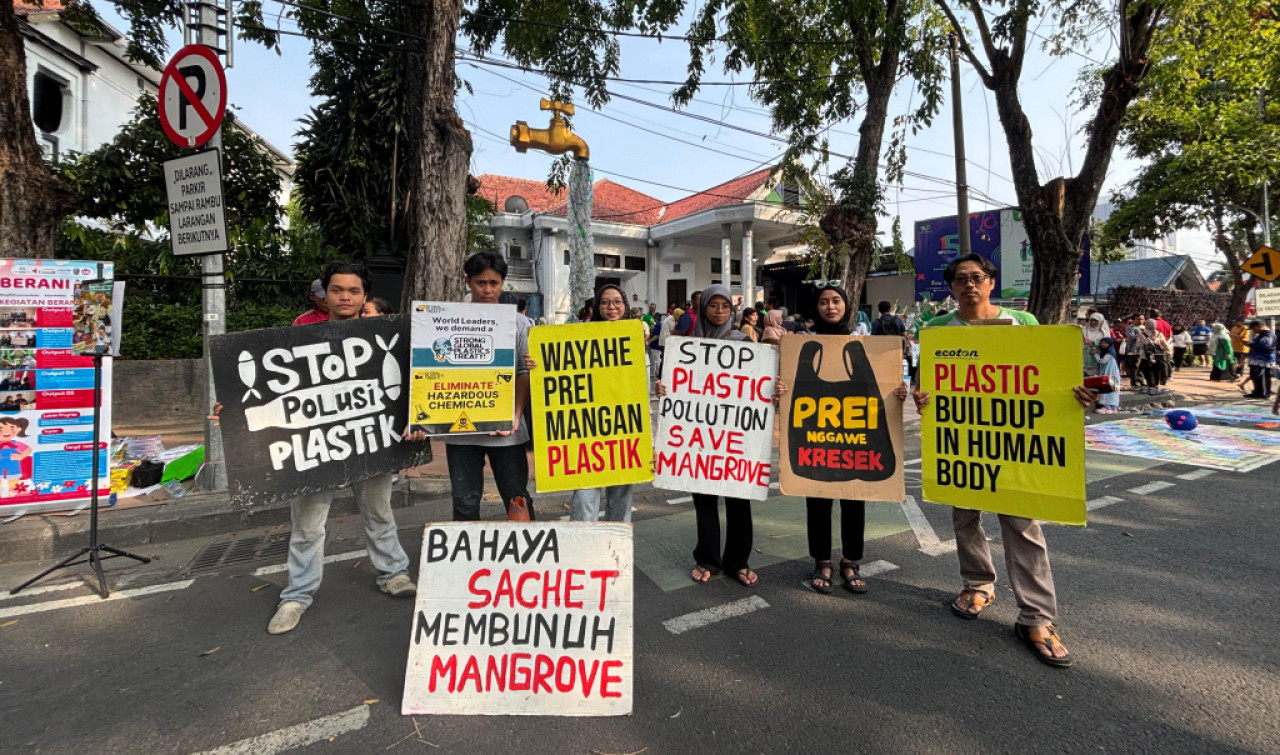 Ecoton meluncurkan program "Make Mangrove Green Again" (MAGER) di acara Car Free Day, Minggu (10/8/2025). Foto: Ecoton for JatimNow.com