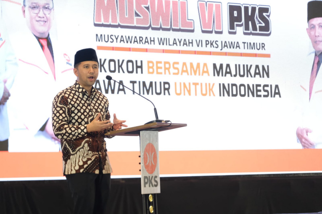 Emil Dardak menyampaikan pendapat ketika menghadiri Musyawarah Wilayah (Muswil) VI PKS Jawa Timur yang digelar pada Minggu (24/8/2025). (Foto/Dok PKS)