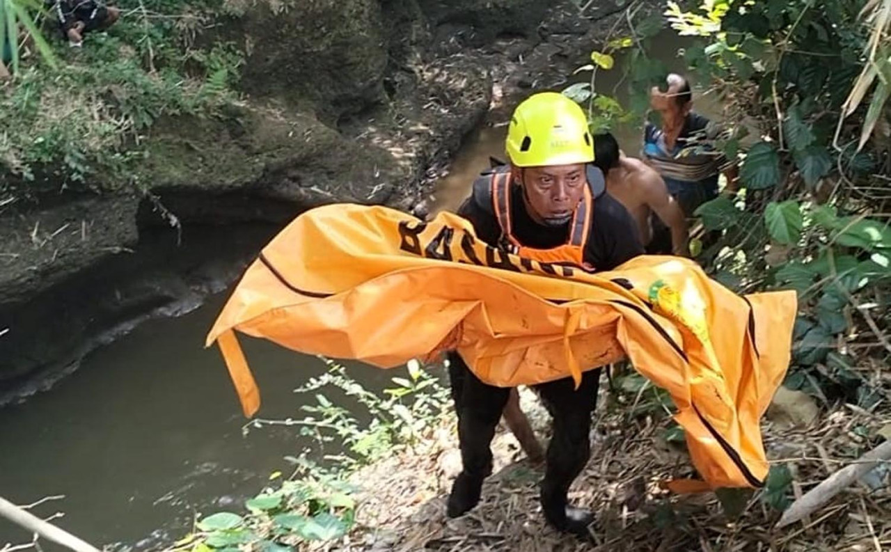 Tim SAR gabungan mengevakuasi jenazah Adzriel yang ditemukan meninggal dunia pada Jumat (22/8/2025). (Foto/Basarnas Surabaya)
