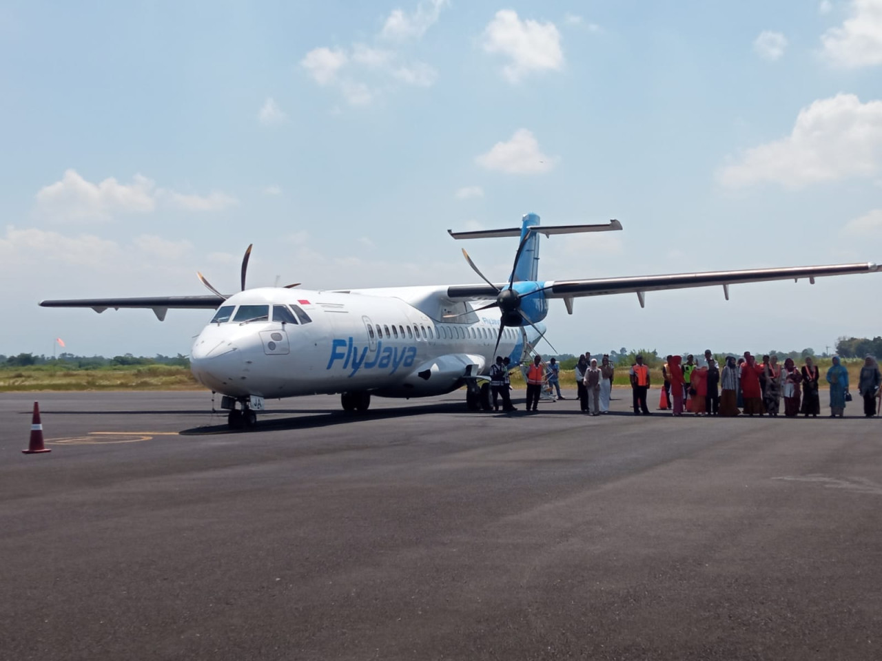 Pesawat Fly Jaya tiba di Bandara Notohadinegoro Jember. (Foto: Sugianto/jatimnow.com)