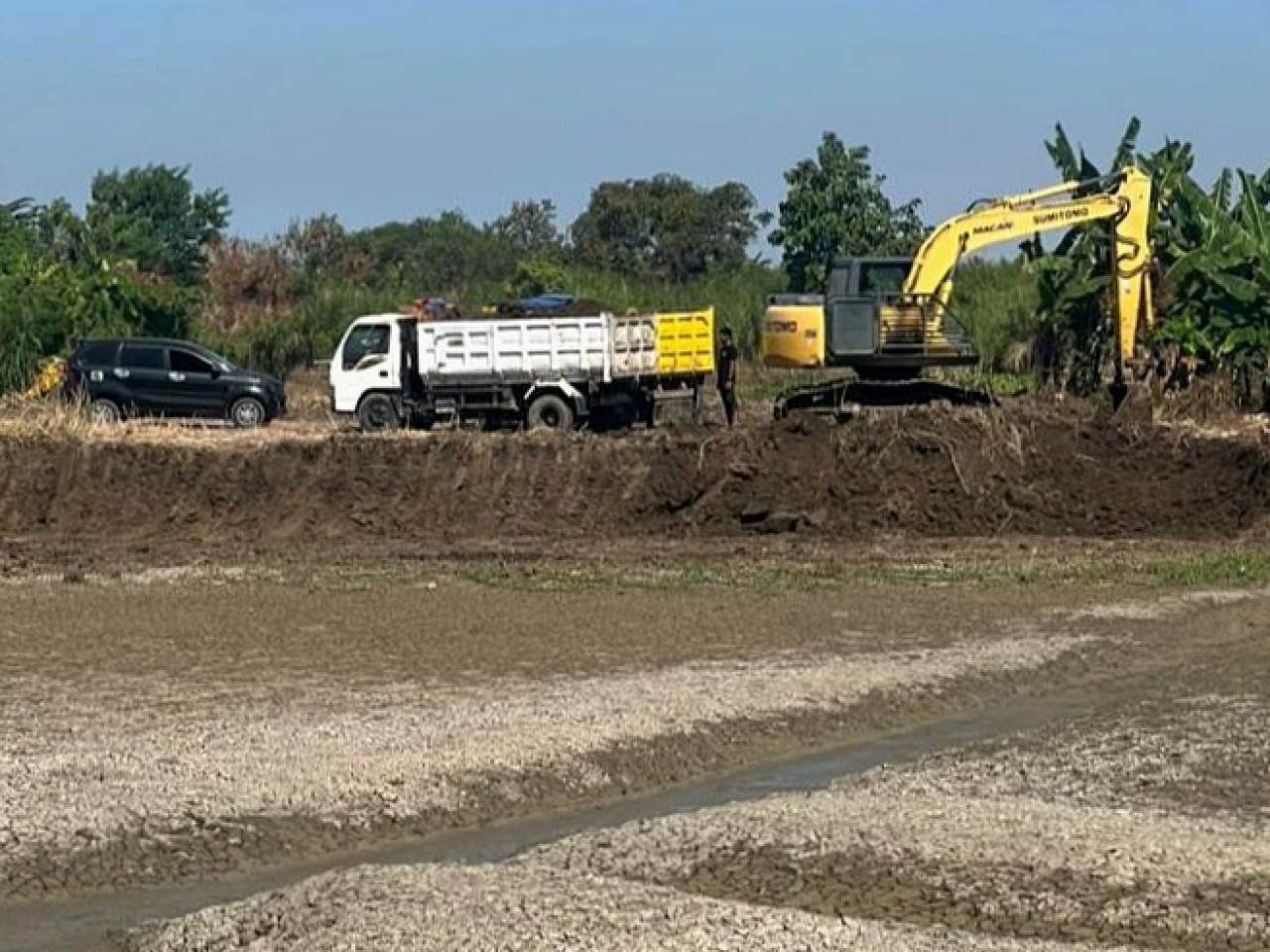 Area tambang galian C di Desa Sukorejo, Bungah, Gresik yang diduga ilegal. (Foto: Polres Gresik/jatimnow.com)