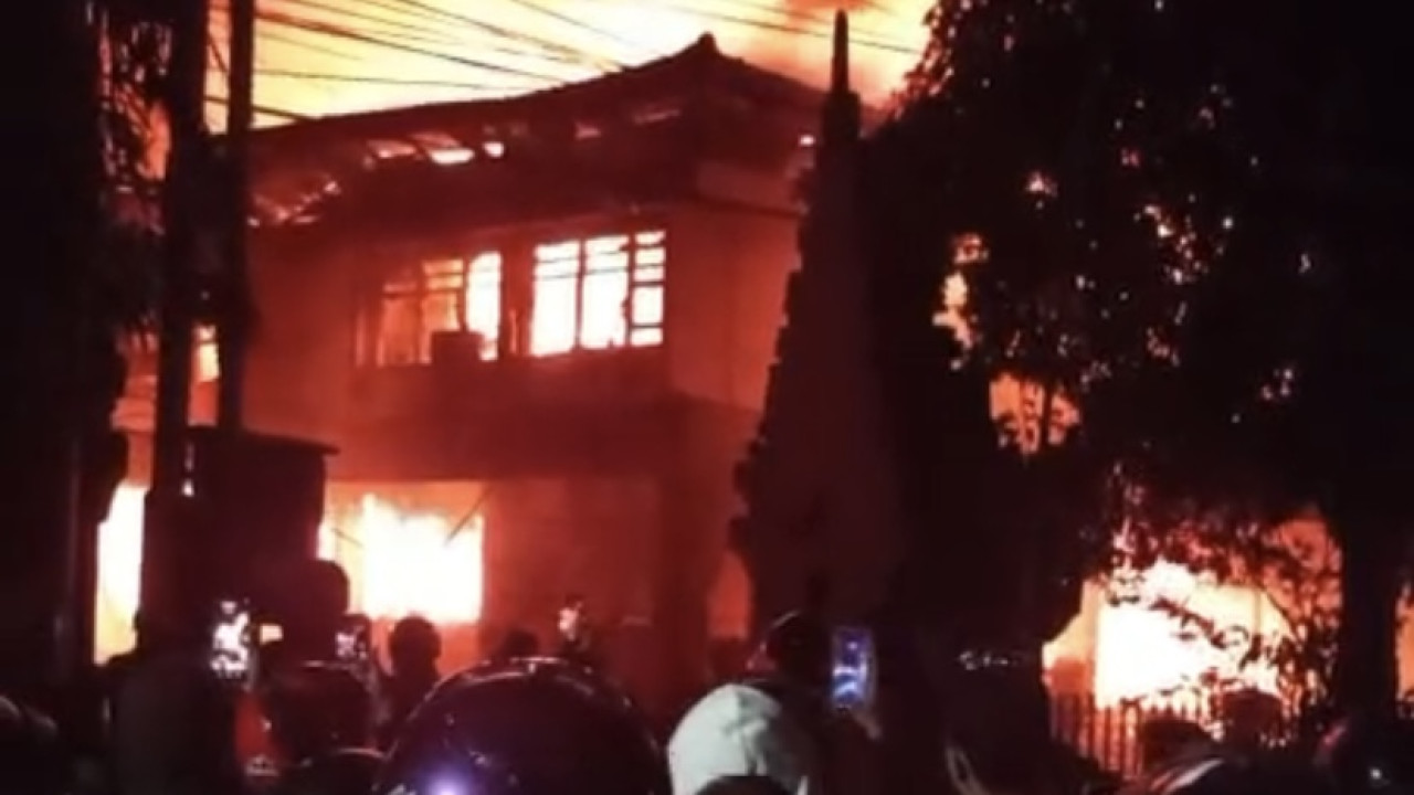 Penampakan gedung DPRD Kota Kediri yang hangus terbakar. (Tangkapan layar video warga)