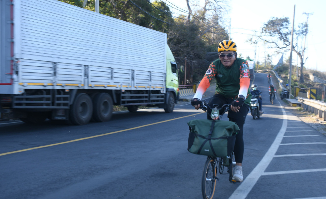 Pesepeda tangguh berhasil menaklukkan rute sejauh 1.300 kilometer. (Foto: Kuwadi for JatimNow.com)