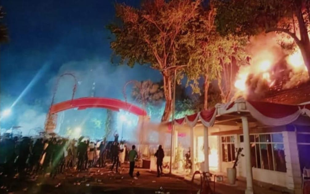 Api melalap Gedung Negara Grahadi Surabaya pada Sabtu (30/8/2025) malam. (Foto: Ni'am Kurniawan/JatimNow.com)