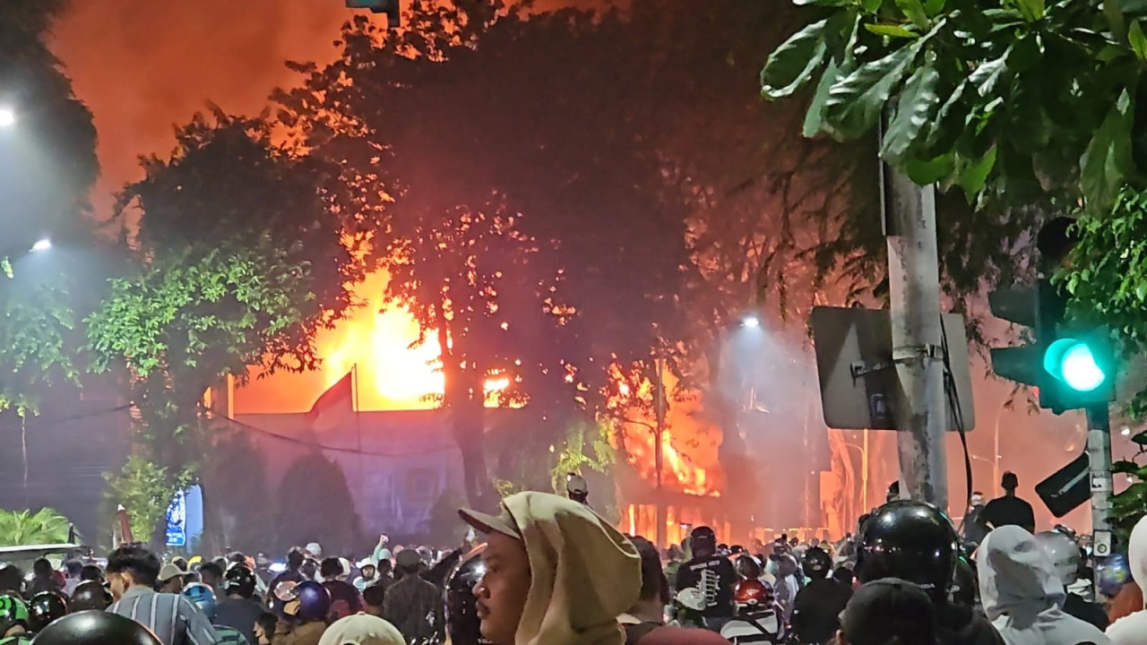 Gedung Negara Grahadi, yang merupakan salah satu ikon Kota Surabaya, dilaporkan dibakar oleh massa. (Foto: Ni'am Kurniawan/JatimNow.com)