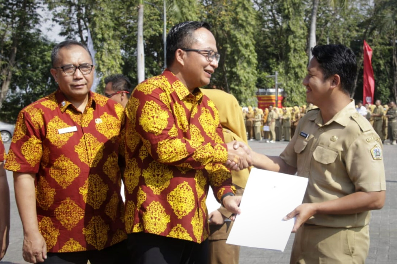Wabup Gresik Asluchul Alif (tengah) saat menyerahkan SK pengangkatan 562 PPPK di Kantor Bupati Gresik, Jumat (29/8/2025). (Foto: Pemkab Gresik/jatimnow.com)