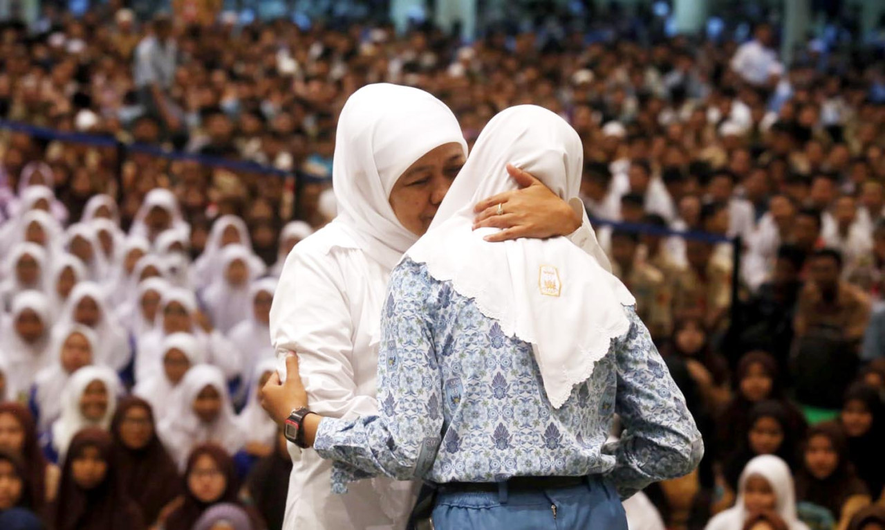 Gubernur Khofifah memeluk pelajar dalam sebuah momen beberapa waktu lalu. (Foto: Ali Masduki/JatimNow.com)