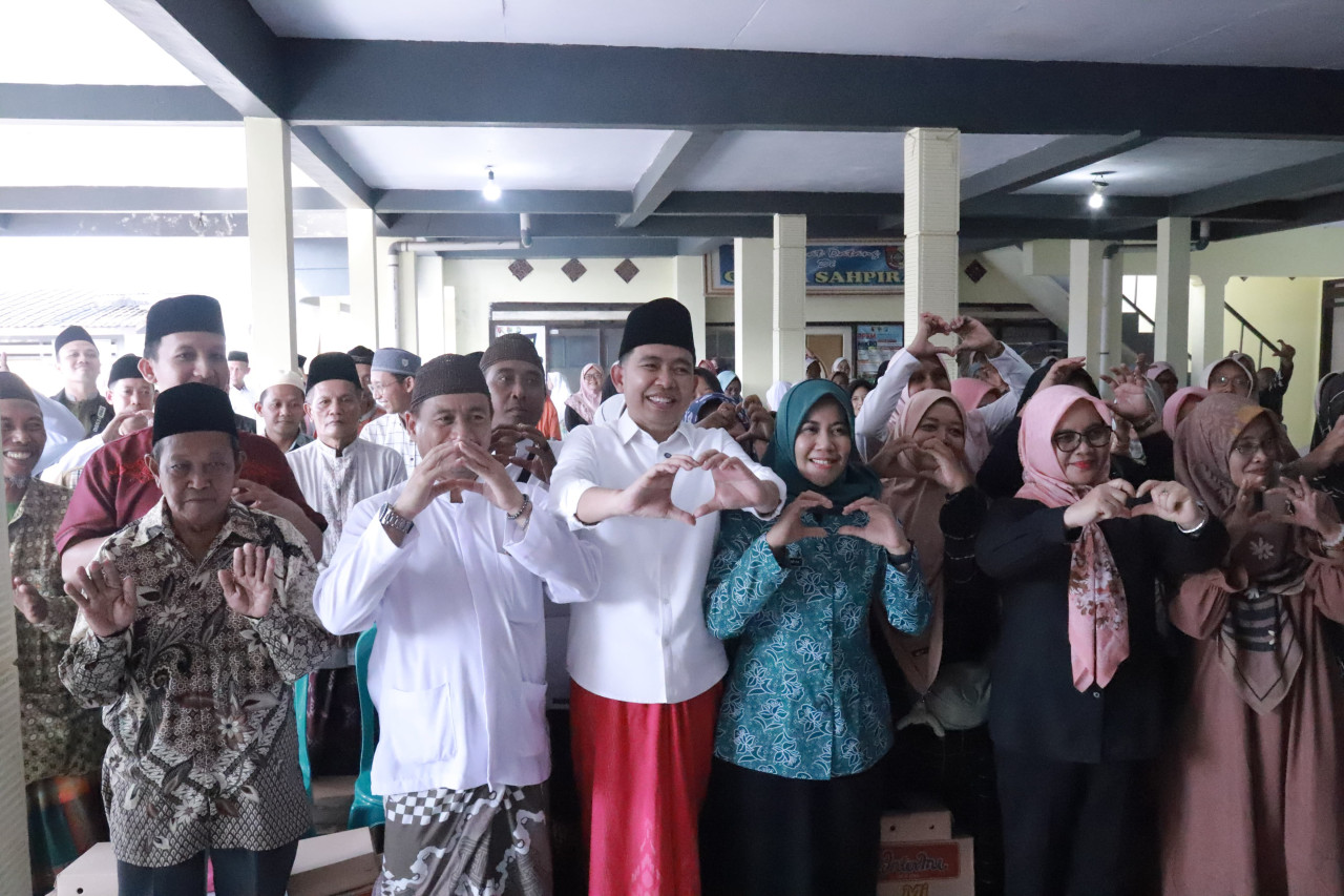Foto : Bupati Jember Gus Fawait saat silaturahmi dengan guru ngaji (Diskominfo/jatimnow.com)