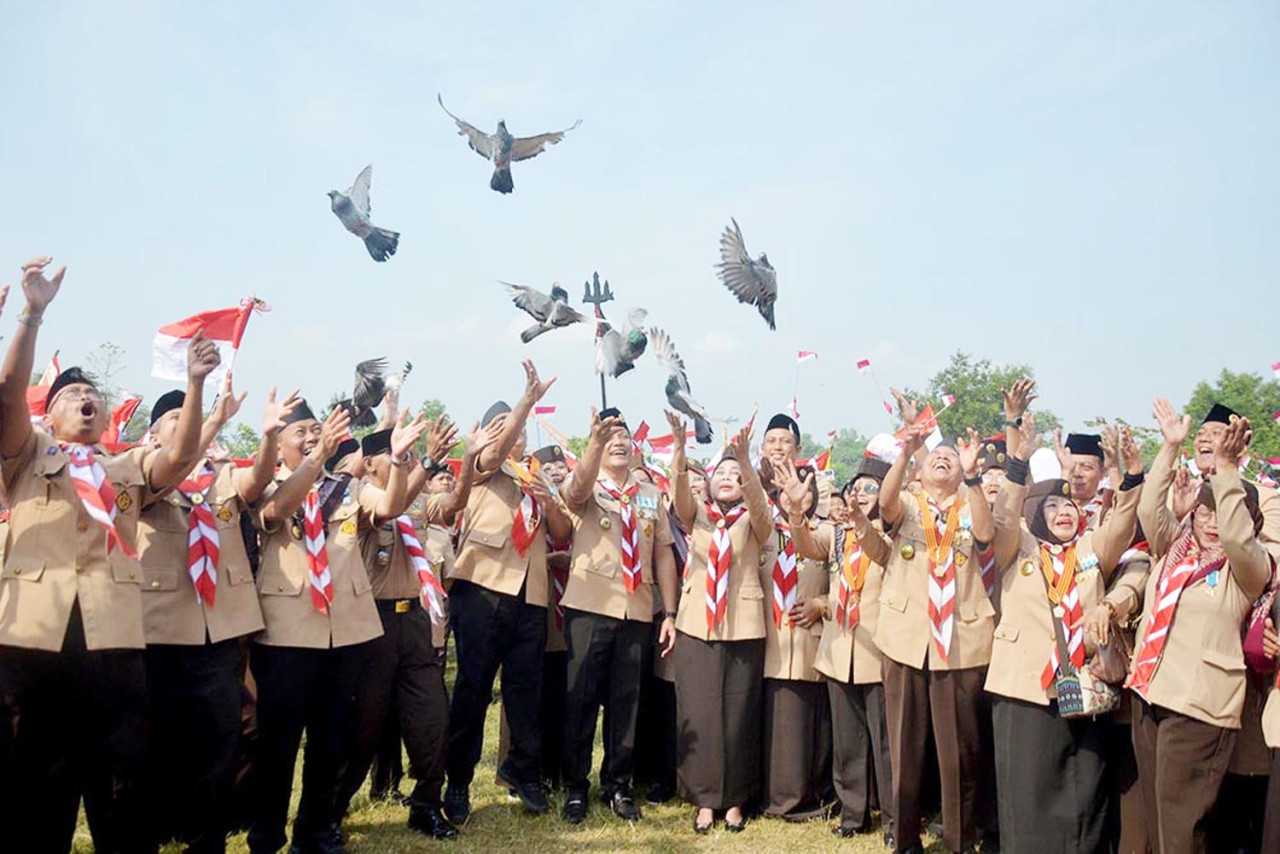 Bupati Sidoarjo bersama tamu undangan melepas puluhan ekor burung dara. Foto: Ainul Yakin for JatimNowcom