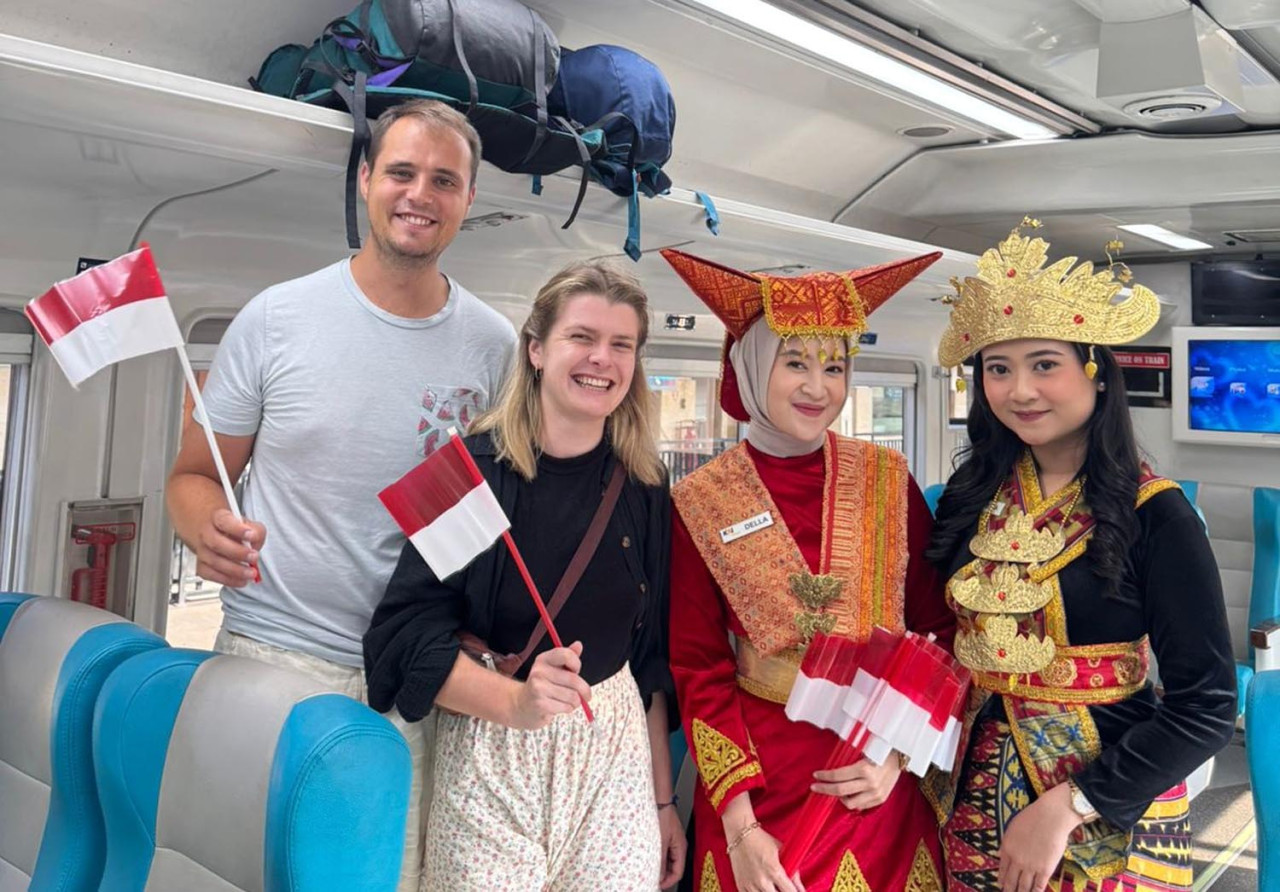 Petugas Prama/Prami tampil memesona dalam balutan pakaian adat dari berbagai daerah di Indonesia. (Foto: Humas KAI for JatimNow.com)