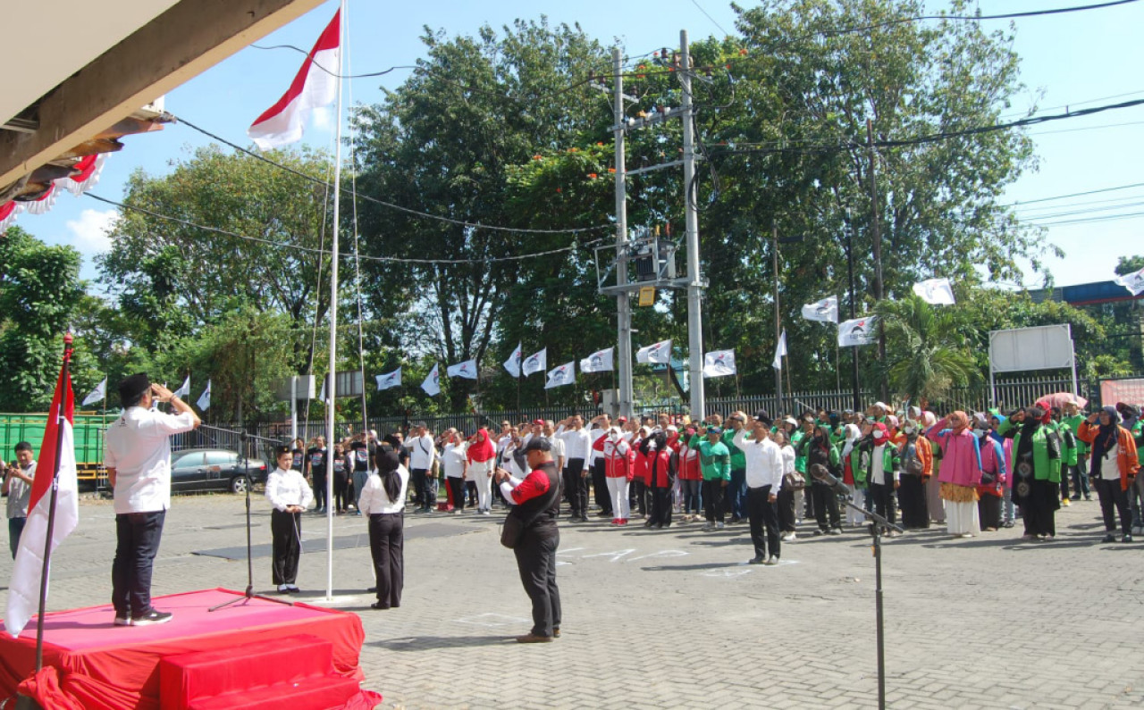 Upacara peringatan HUT ke-80 Kemerdekaan RI di halaman DPD Partai Solidaritas Indonesia (PSI) Kota Surabaya, Minggu (17/8/2025). (Foto/PSI Surabaya).