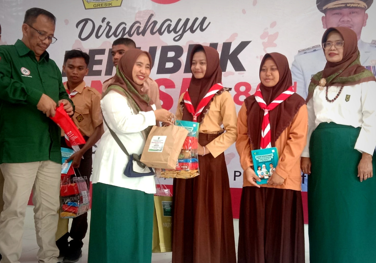Foto: Ketua IIDI Gresik, dr. Titin Ekowati saat memberi bantuan kepada siswa Sekolah Rakyat Menengah Atas (SRMA) Sidayu Gresik. (IIDI Gresik/jatinow.com)
