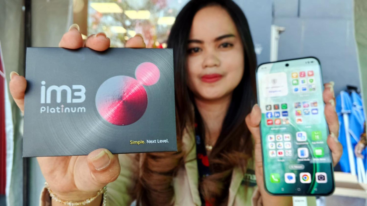 Karyawati memperkenalkan promo bundling eksklusif Oppo Reno 14 dengan IM3 Platinum di Erafone & More Ruko Raya Manyar Surabaya. (Foto: Ali Masduki/JatimNow.com)