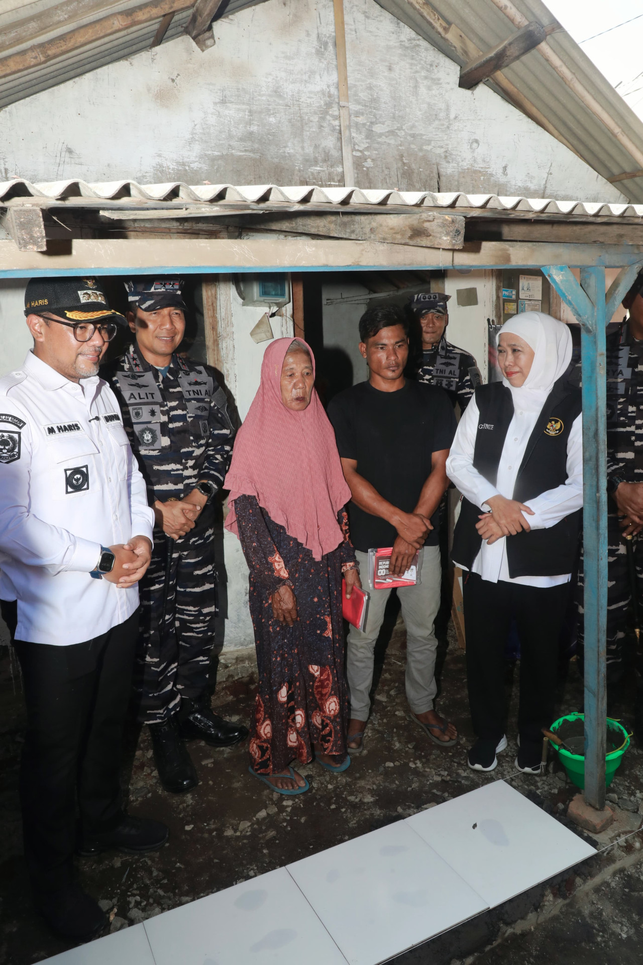 Gubernur Khofifah saat melihat salah satu Rutilahu di Probolinggo, calon penerima bantuan renovasi (foto: Humas Pemprov Jatim for jatimnow.com)