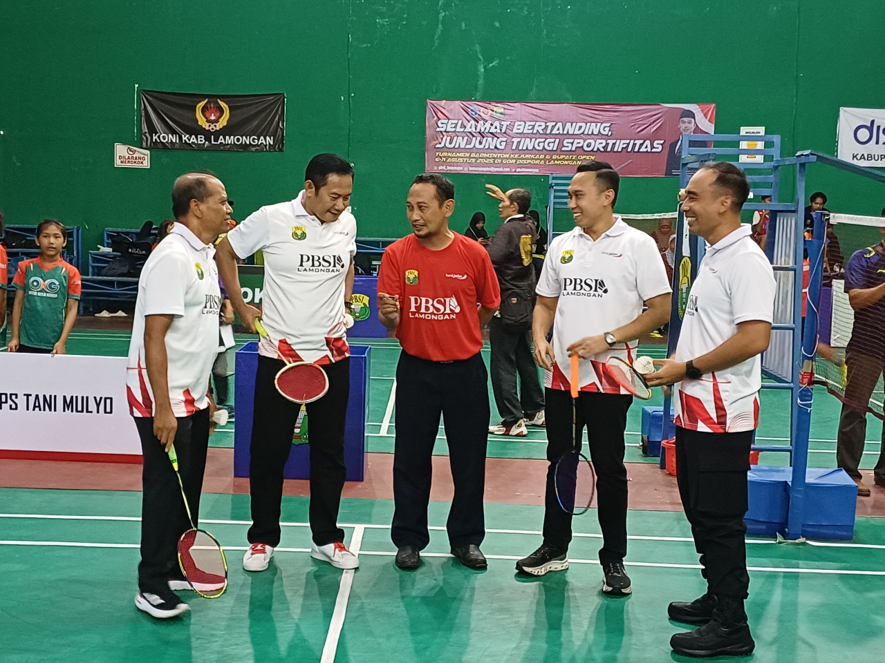 Foto: Bupati Lamongan Yuhronur Efendi dan Wabup sekaligus Ketua PBSI Lamongan Dirham Akbar Aksara saat membuka turnamen Bulutangkis. (Adyad Ammy Iffansah/jatimnow.com)