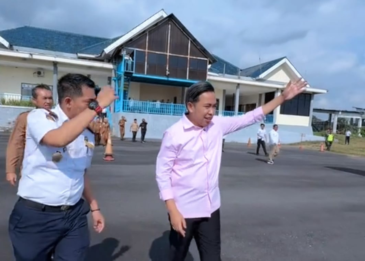 Foto : Bupati Gus Fawait meninjau Bandara Notohadinegoro Jember (Zainul)