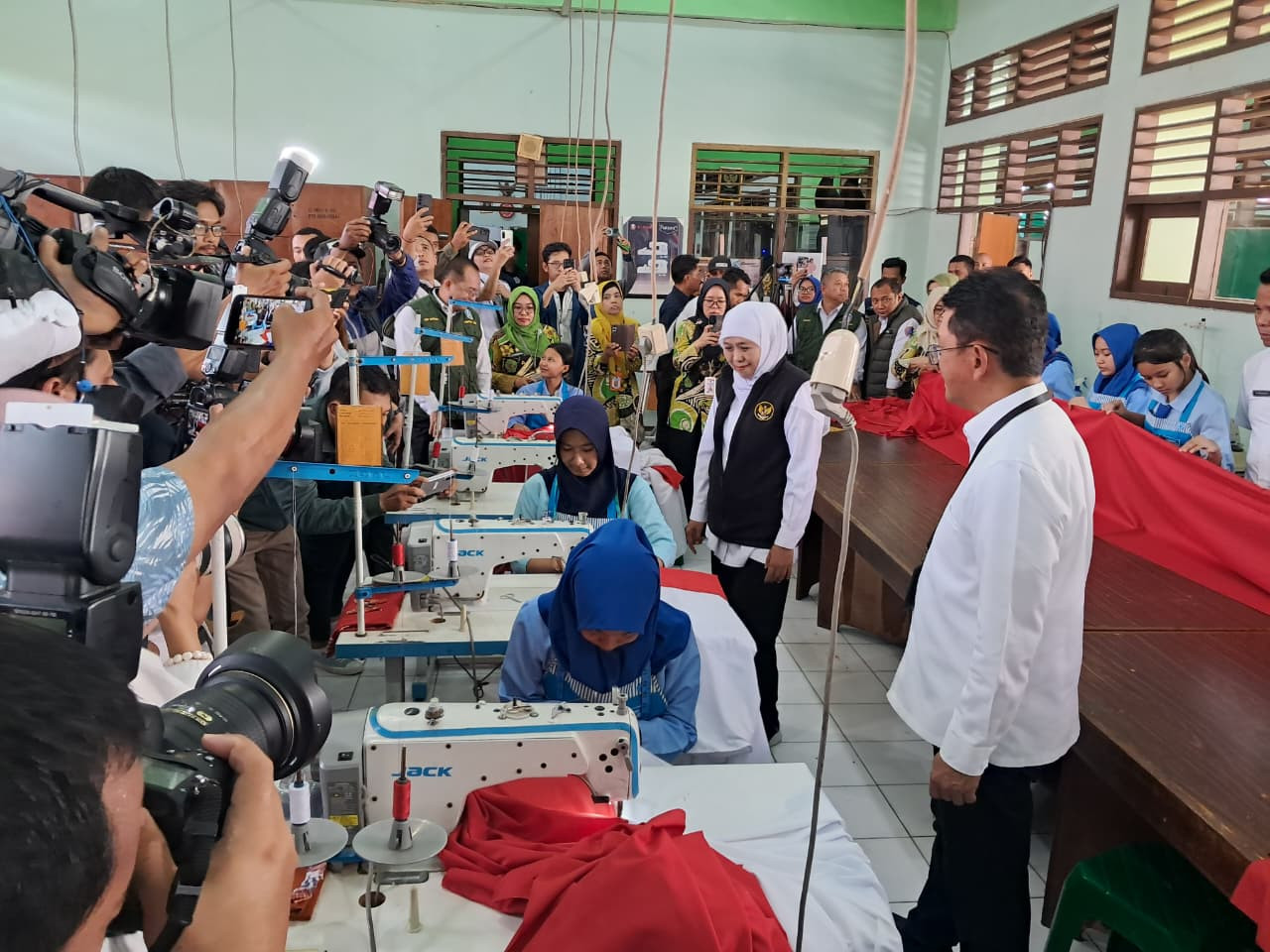 Gubernur Khofifah melihat antusiasme pelajar SMA 8 Surabaya menjahit bendera merah putih (foto: Rizki for jatimnow.com)